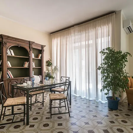 Oda ve Kahvaltı Della 2*